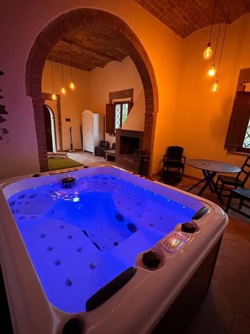 Relax Nella Jacuzzi In Toscana Colle Val D'Elsa Extérieur photo